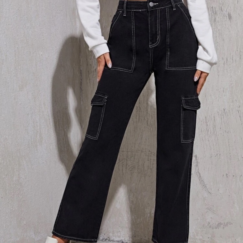 CARGO PANTS WITH STITCHING